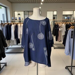 PATRICIA LUCA - PRINTED LOOSE TOP IN NAVY Sz M/L
